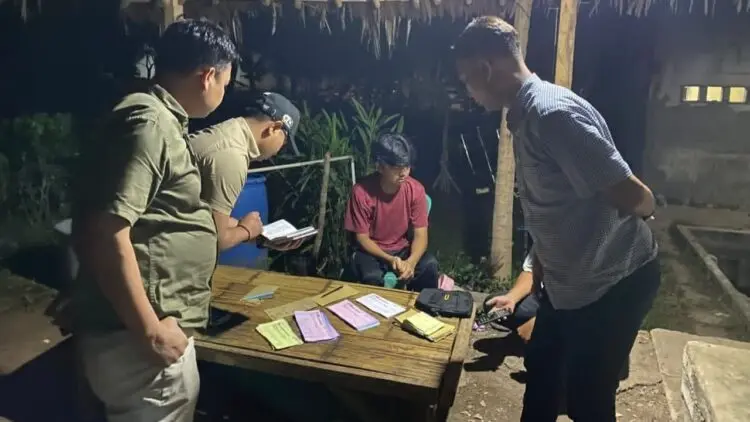 MELAKUKAN PEMERIKSAAN : Penyidik Polda Banten melakukan pemeriksaan kelengkapan berkas pertambangan. (ISTIMEWA)