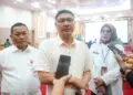 MEMBERIKAN KETERANGAN : Sekda Banten Deden Apriandhi memberikan keterangan kepada wartawan. (ISTIMEWA)