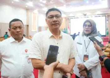 MEMBERIKAN KETERANGAN : Sekda Banten Deden Apriandhi memberikan keterangan kepada wartawan. (ISTIMEWA)
