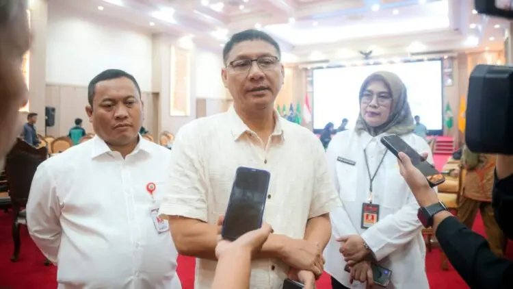 MEMBERIKAN KETERANGAN : Sekda Banten Deden Apriandhi memberikan keterangan kepada wartawan. (ISTIMEWA)
