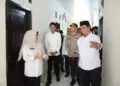 PERESMIAN SEKBER -- Bupati Pandeglang Raden Dewi Setiani didampingi Wabup Pandeglang Iing Andri Supriadi dan jajaran pejabat Forkopimda Kabupaten Pandeglang, menghadiri Tasyakuran Sekber SMSI - PWi Kabupaten Pandeglang. (ISTIMEWA)
