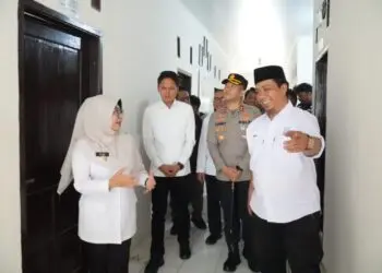 PERESMIAN SEKBER -- Bupati Pandeglang Raden Dewi Setiani didampingi Wabup Pandeglang Iing Andri Supriadi dan jajaran pejabat Forkopimda Kabupaten Pandeglang, menghadiri Tasyakuran Sekber SMSI - PWi Kabupaten Pandeglang. (ISTIMEWA)
