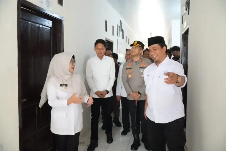 PERESMIAN SEKBER -- Bupati Pandeglang Raden Dewi Setiani didampingi Wabup Pandeglang Iing Andri Supriadi dan jajaran pejabat Forkopimda Kabupaten Pandeglang, menghadiri Tasyakuran Sekber SMSI - PWi Kabupaten Pandeglang. (ISTIMEWA)