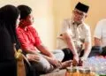 BERKUNJUNG : Gubernur Banten Andra Soni, mengunjungi kediaman keluarga Arie Basuki, jurnalis merdeka.com yang hilang kontak di Selat Sunda, di Palem Ganda Asri Limo, Kota Depok, Provinsi Jawa Barat, Jumat (25/9/2026). (ISTIMEWA)