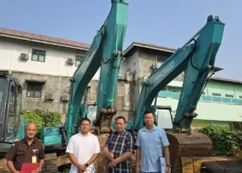 BARANG BUKTI : Dua alat berat yang biasa digunakan menggali tanah, diamankan penyidik Polda Banten sebagai barang bukti pertambangan ilegal. (ISTIMEWA)