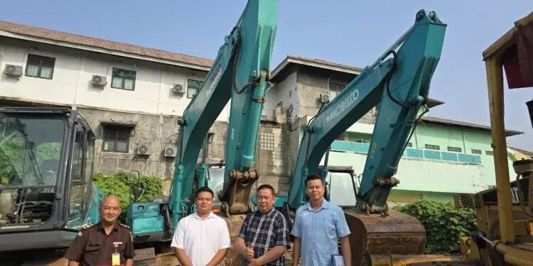 BARANG BUKTI : Dua alat berat yang biasa digunakan menggali tanah, diamankan penyidik Polda Banten sebagai barang bukti pertambangan ilegal. (ISTIMEWA)