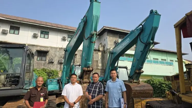 BARANG BUKTI : Dua alat berat yang biasa digunakan menggali tanah, diamankan penyidik Polda Banten sebagai barang bukti pertambangan ilegal. (ISTIMEWA)