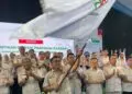 MENGIBARKAN BENDERA : Ketua DPD HKTI Banten, Andra Soni, mengibarkan bendera organisasi usai ditetapkan sebagai Ketua DPD HKTI Banten. (ISTIMEWA)