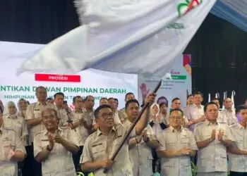 MENGIBARKAN BENDERA : Ketua DPD HKTI Banten, Andra Soni, mengibarkan bendera organisasi usai ditetapkan sebagai Ketua DPD HKTI Banten. (ISTIMEWA)