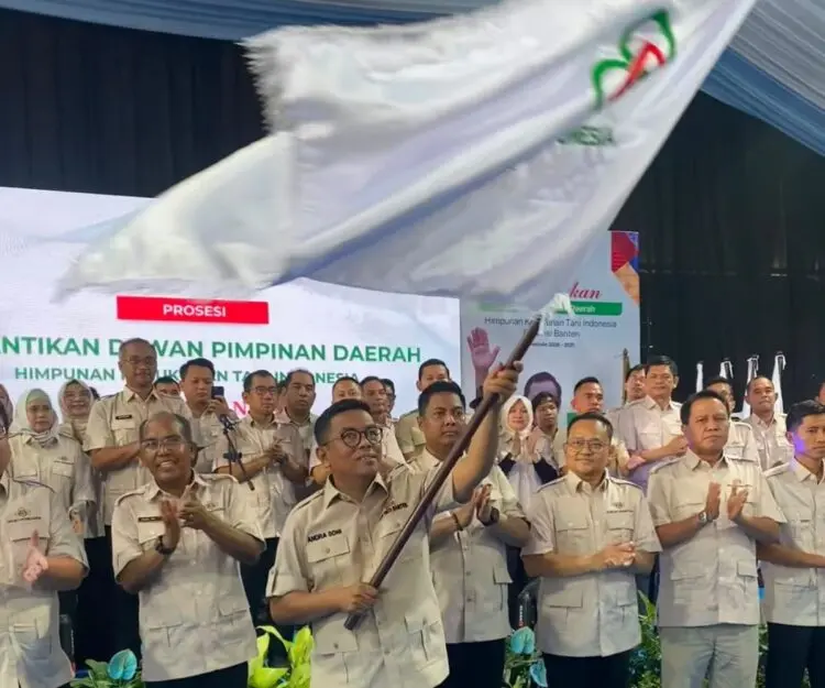 MENGIBARKAN BENDERA : Ketua DPD HKTI Banten, Andra Soni, mengibarkan bendera organisasi usai ditetapkan sebagai Ketua DPD HKTI Banten. (ISTIMEWA)