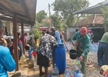 Hujan Tak Kunjung Turun, 300 KK di Sodong Tigaraksa Krisis Air Bersih