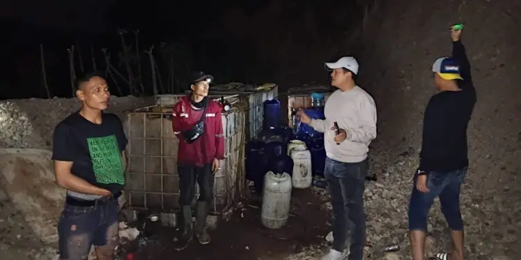 MENGAMANKAN BARBUK : Penyidik Ditreskrimsus Polda Banten, mengamankan barang bukti kencingan solar bersubsidi. (ISTIMEWA)