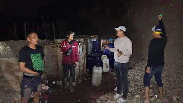 MENGAMANKAN BARBUK : Penyidik Ditreskrimsus Polda Banten, mengamankan barang bukti kencingan solar bersubsidi. (ISTIMEWA)