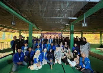 RAKORCAB -- Pengurus Cabang (PC) Pergerakan Mahasiswa Islam Indonesia (PMII) Kabupaten Pandeglang, menggelar Rapat Koordinasi Cabang (Rakorcab) di salah satu lokasi wisata di Majasari, Kabupaten Pandeglang, Minggu (27/9). (ISTIMEWA)