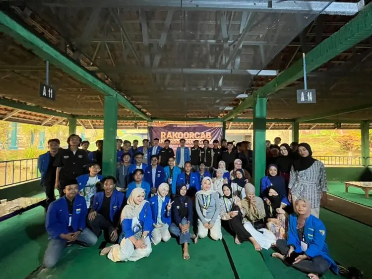 RAKORCAB -- Pengurus Cabang (PC) Pergerakan Mahasiswa Islam Indonesia (PMII) Kabupaten Pandeglang, menggelar Rapat Koordinasi Cabang (Rakorcab) di salah satu lokasi wisata di Majasari, Kabupaten Pandeglang, Minggu (27/9). (ISTIMEWA)