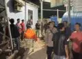 EVAKUASI : Masyarakat dan polisi melakukan evakuasi terhadap jenazah JN. (ISTIMEWA)