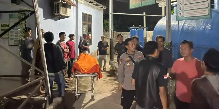 EVAKUASI : Masyarakat dan polisi melakukan evakuasi terhadap jenazah JN. (ISTIMEWA)