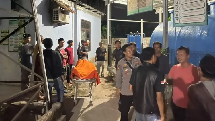EVAKUASI : Masyarakat dan polisi melakukan evakuasi terhadap jenazah JN. (ISTIMEWA)