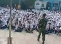 PENYAMPAIAN MATERI -- Danramil 0101/Pandeglang Kapten Inf Dedi Bonar Sirait, menyampaikan materi wawasan kebangsaan dihadapan ratusan pelajar SMPN 1 Pandeglang, Senin (28/9/2026). (ISTIMEWA)