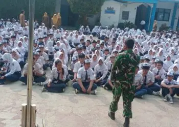 PENYAMPAIAN MATERI -- Danramil 0101/Pandeglang Kapten Inf Dedi Bonar Sirait, menyampaikan materi wawasan kebangsaan dihadapan ratusan pelajar SMPN 1 Pandeglang, Senin (28/9/2026). (ISTIMEWA)