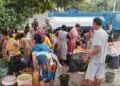BANTUAN AIR BERSIH -- Personel Koramil 0108/Bojong Kodim 0601/Pandeglang, salurkan bantuan air bersih kepada warga terdampak kekeringan di Kampung Hagaru, Desa Mekarsari, Kecamatan Bojong, Kabupaten Pandeglang, Senin (28/9/2026). (ISTIMEWA)
