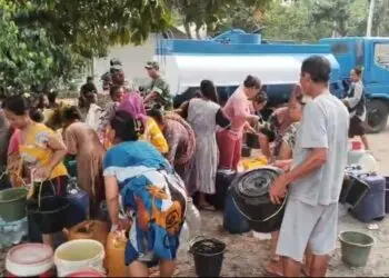 BANTUAN AIR BERSIH -- Personel Koramil 0108/Bojong Kodim 0601/Pandeglang, salurkan bantuan air bersih kepada warga terdampak kekeringan di Kampung Hagaru, Desa Mekarsari, Kecamatan Bojong, Kabupaten Pandeglang, Senin (28/9/2026). (ISTIMEWA)