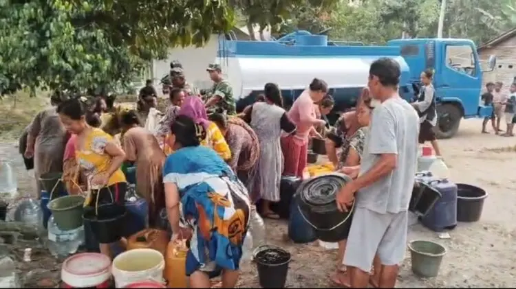 BANTUAN AIR BERSIH -- Personel Koramil 0108/Bojong Kodim 0601/Pandeglang, salurkan bantuan air bersih kepada warga terdampak kekeringan di Kampung Hagaru, Desa Mekarsari, Kecamatan Bojong, Kabupaten Pandeglang, Senin (28/9/2026). (ISTIMEWA)