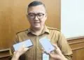 MENYAMPAIKAN KETERANGAN : Kepala Bapenda Banten Berly Rizki Natakusumah menyampaikan keterangan kepada wartawan di KP3B. (ADIB FAHRI/SATELITNEWS.COM)