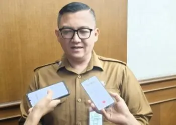 MENYAMPAIKAN KETERANGAN : Kepala Bapenda Banten Berly Rizki Natakusumah menyampaikan keterangan kepada wartawan di KP3B. (ADIB FAHRI/SATELITNEWS.COM)