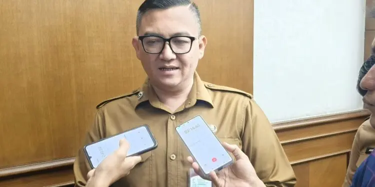 MENYAMPAIKAN KETERANGAN : Kepala Bapenda Banten Berly Rizki Natakusumah menyampaikan keterangan kepada wartawan di KP3B. (ADIB FAHRI/SATELITNEWS.COM)