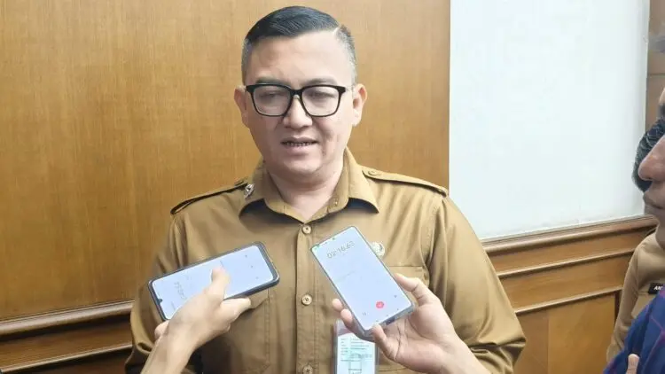 MENYAMPAIKAN KETERANGAN : Kepala Bapenda Banten Berly Rizki Natakusumah menyampaikan keterangan kepada wartawan di KP3B. (ADIB FAHRI/SATELITNEWS.COM)