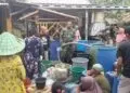 BANTU MASYARAKAT -- Personel Koramil 0117/Panimbang, bantu salurkan bantuan air bersih untuk masyarakat terdampak Kekeringan. (ISTIMEWA)