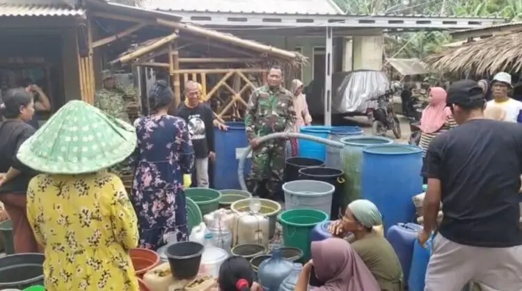 BANTU MASYARAKAT -- Personel Koramil 0117/Panimbang, bantu salurkan bantuan air bersih untuk masyarakat terdampak Kekeringan. (ISTIMEWA)