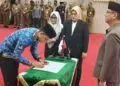 MENANDATANGANI BERITA ACARA : Sejumlah pejabat Jafung menandatangani berita acara pelantikan.(ADIB FAHRI/SATELITNEWS.COM)