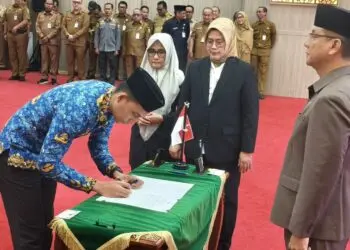 MENANDATANGANI BERITA ACARA : Sejumlah pejabat Jafung menandatangani berita acara pelantikan.(ADIB FAHRI/SATELITNEWS.COM)