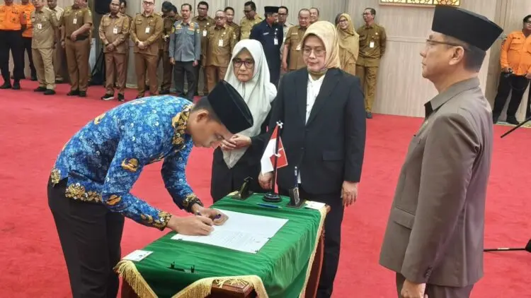 MENANDATANGANI BERITA ACARA : Sejumlah pejabat Jafung menandatangani berita acara pelantikan.(ADIB FAHRI/SATELITNEWS.COM)