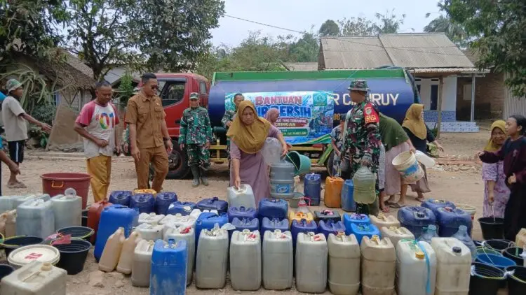 SALURKAN BANTUAN AIR BERSIH -- Personel Koramil 0109/Munjul Kodim 0601/Pandeglang, kembali melaksanakan kegiatan sosial, berupa penyaluran bantuan air bersih kepada masyarakat, Selasa (29/9/2026). (ISTIMEWA)