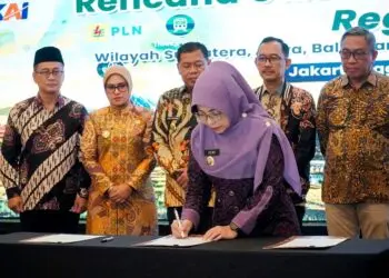 PENANDATANGANAN -- Bupati Pandeglang Raden Dewi Setiani, melakukan penandatanganan komitmen bersama dalam rangka percepatan penyusunan Rencana Detail Tata Ruang (RDTR) Region I, bersama Kementerian Agraria dan Tata Ruang/Badan Pertanahan Nasional (ATR/BPN), Selasa (29/9/2026). (ISTIMEWA)