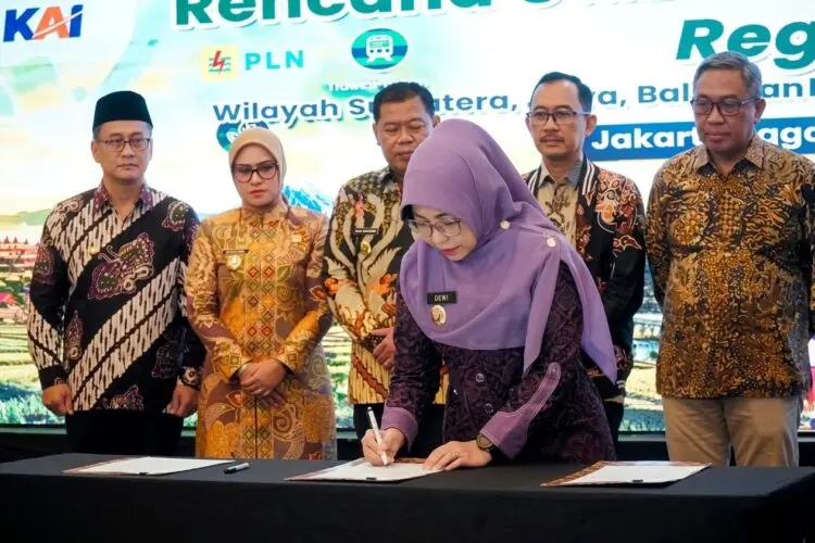 PENANDATANGANAN -- Bupati Pandeglang Raden Dewi Setiani, melakukan penandatanganan komitmen bersama dalam rangka percepatan penyusunan Rencana Detail Tata Ruang (RDTR) Region I, bersama Kementerian Agraria dan Tata Ruang/Badan Pertanahan Nasional (ATR/BPN), Selasa (29/9/2026). (ISTIMEWA)
