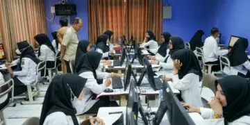 MENINJAU -- Wabup Serang Muhammad Najib Hamas, meninjau proses seleksi guru SD Se-Kabupaten Serang, yang akan mendapatkan beasiswa S2. (ISTIMEWA)