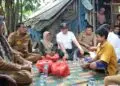 Tinjau Dua Rumah Tak Layak Huni, Bupati Tangerang Perintahkan Rehabilitasi