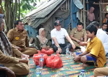 Tinjau Dua Rumah Tak Layak Huni, Bupati Tangerang Perintahkan Rehabilitasi