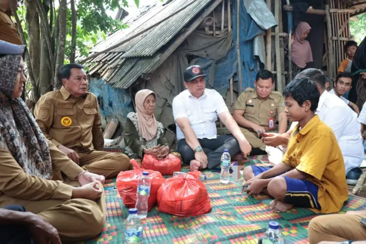 Tinjau Dua Rumah Tak Layak Huni, Bupati Tangerang Perintahkan Rehabilitasi