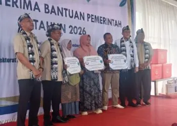 SERAH TERIMA BANTUAN -- Kodim 0601/Pandeglang hadiri acara serah terima bantuan KKP untuk masyarakat pesisir, di Kampung Nelayan Merah Putih (KNMP), Kampung Muara Dua, Desa Cikiruhwetan, Kecamatan Cikeusik, Kabupaten Pandeglang. (ISTIMEWA)