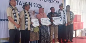SERAH TERIMA BANTUAN -- Kodim 0601/Pandeglang hadiri acara serah terima bantuan KKP untuk masyarakat pesisir, di Kampung Nelayan Merah Putih (KNMP), Kampung Muara Dua, Desa Cikiruhwetan, Kecamatan Cikeusik, Kabupaten Pandeglang. (ISTIMEWA)