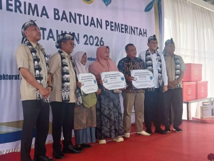 SERAH TERIMA BANTUAN -- Kodim 0601/Pandeglang hadiri acara serah terima bantuan KKP untuk masyarakat pesisir, di Kampung Nelayan Merah Putih (KNMP), Kampung Muara Dua, Desa Cikiruhwetan, Kecamatan Cikeusik, Kabupaten Pandeglang. (ISTIMEWA)