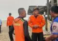 PERSIAPAN EVAKUASI : Personel Basarnas Banten melakukan persiapan evakuasi dan menjemput ketiga nelayan, yang mengalami mati masin ditengah laut di perairan Anyer, Kabupaten Serang. (ISTIMEWA)
