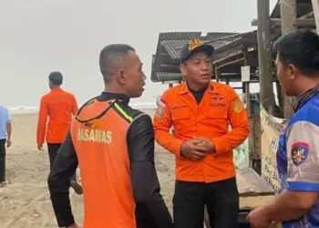 PERSIAPAN EVAKUASI : Personel Basarnas Banten melakukan persiapan evakuasi dan menjemput ketiga nelayan, yang mengalami mati masin ditengah laut di perairan Anyer, Kabupaten Serang. (ISTIMEWA)