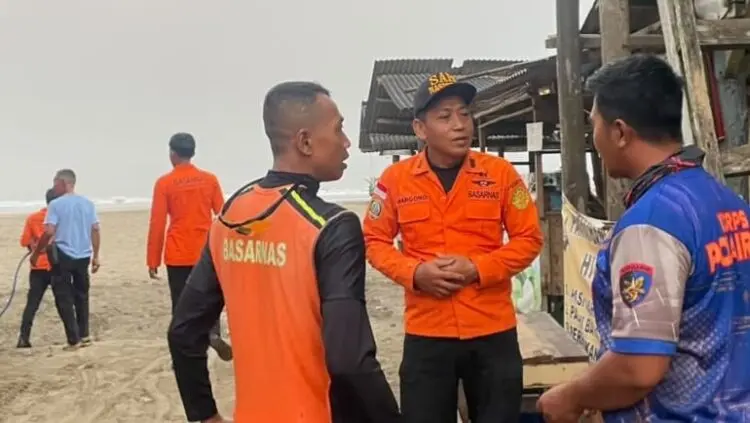 PERSIAPAN EVAKUASI : Personel Basarnas Banten melakukan persiapan evakuasi dan menjemput ketiga nelayan, yang mengalami mati masin ditengah laut di perairan Anyer, Kabupaten Serang. (ISTIMEWA)