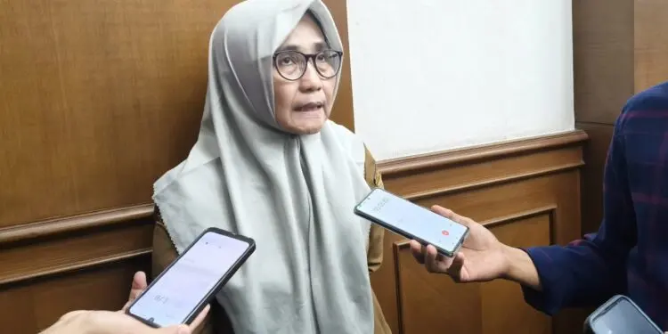 MEMBERIKAN KETERANGAN : Kepala BKD Banten Ai Dewi Suzana, menyampaikan keterangan kepada wartawan. (ADIB FAHRI/SATELITNEWS.COM)